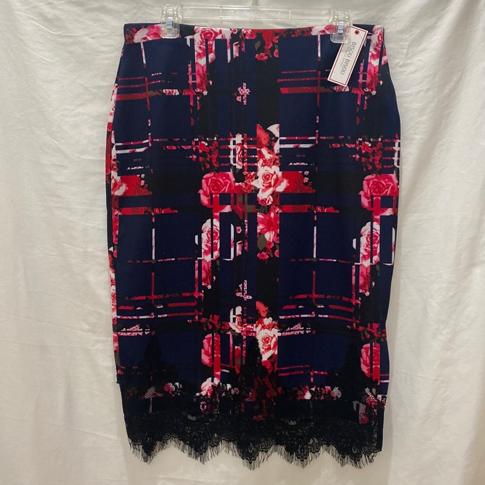 Never worn midi-skirt (stretch) with lace and side slit design